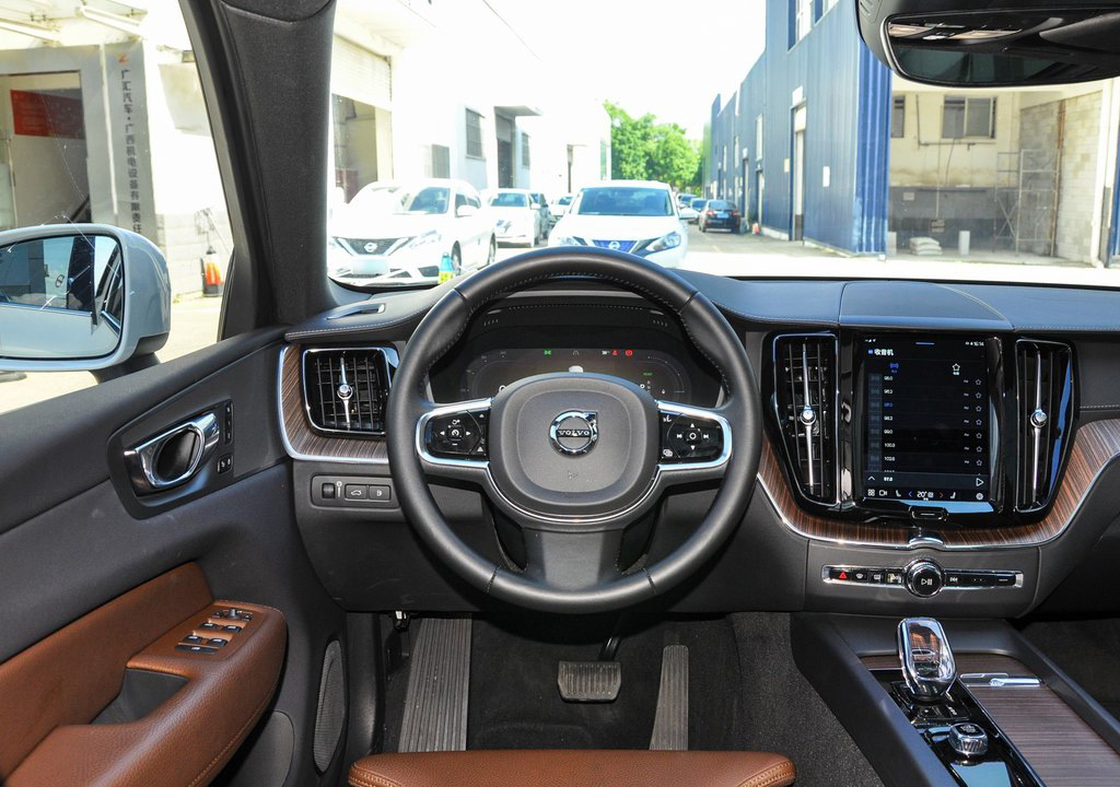 XC60 Plug In Hybrid Vehicles T8 Long Range Zhiyuan Deluxe Edition