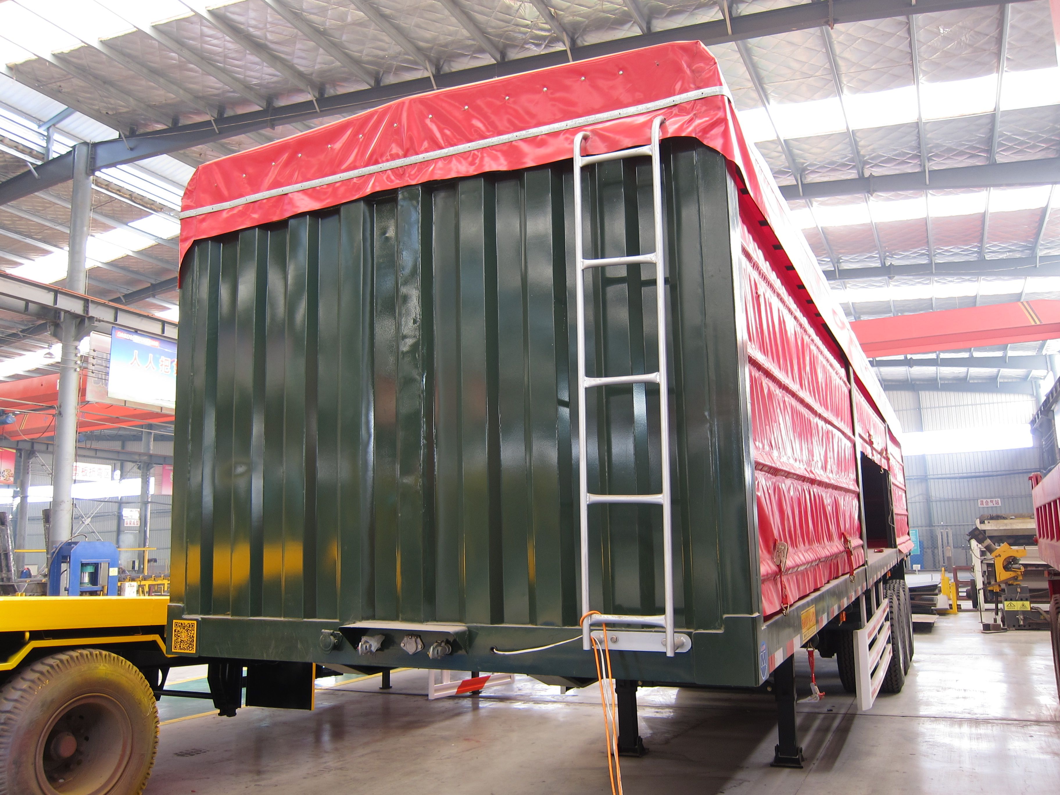Side Wall/Curtain Side/Fence Semi Trailer with Mechanical Suspension and 12R22.5 Tires