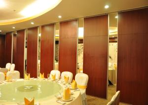 China Wooden Demountable Partition , Meeting Room Wooden Partition Wall , Movable wholesale