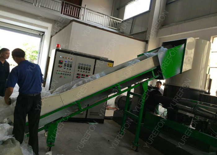 CE approved PE PP Film Bag Plastic Recycling Granulator Pelletizing Machine , Soft Plastic Granules Making Machine feeding