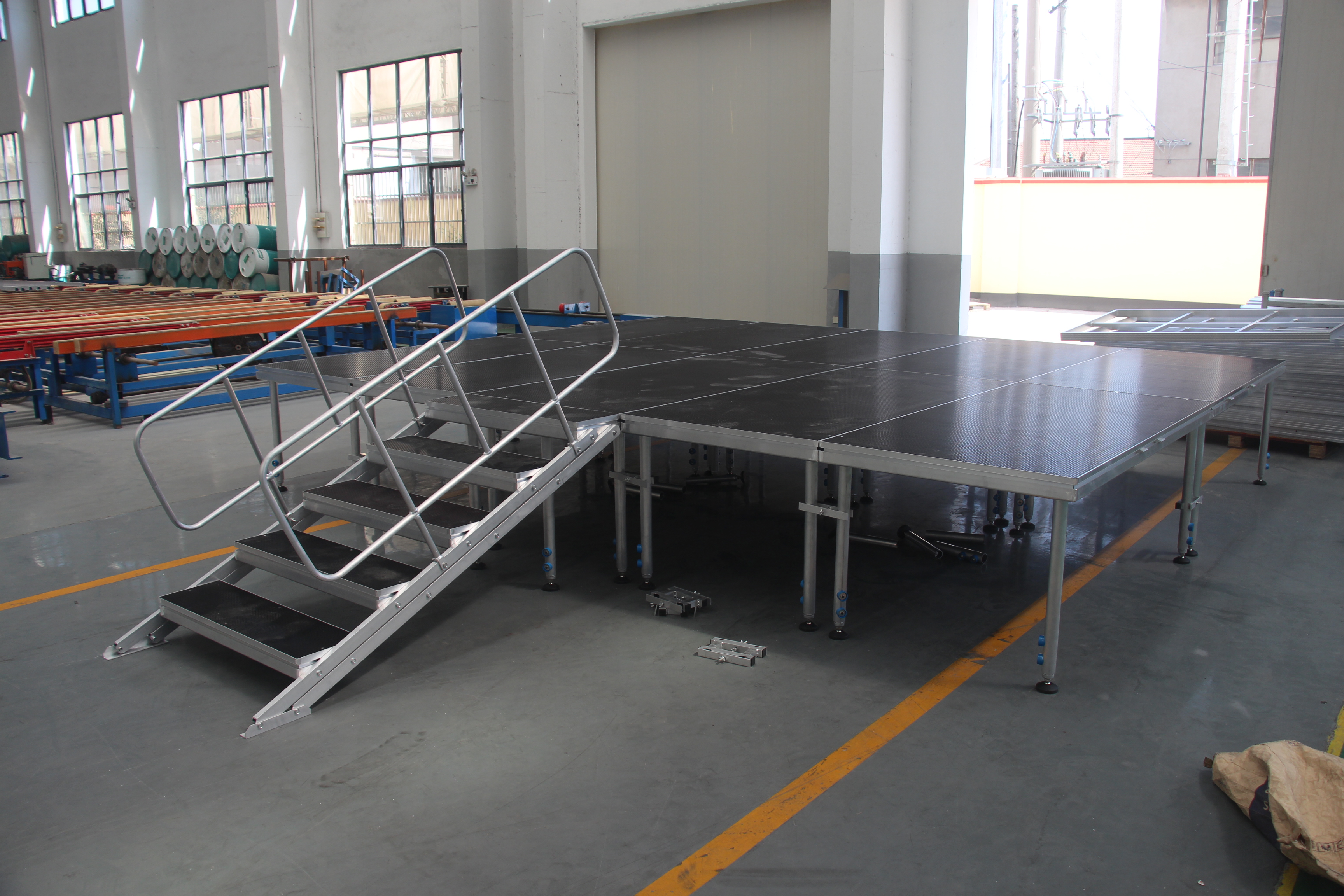 750kg/Sqm Mobile Portable Glass Stage Decoration Round For Wedding