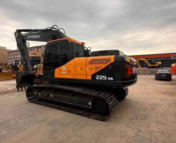 Original Brand Hyundai 225-9 Used Excavators 22.5 Tons Heavy Machine Crawler