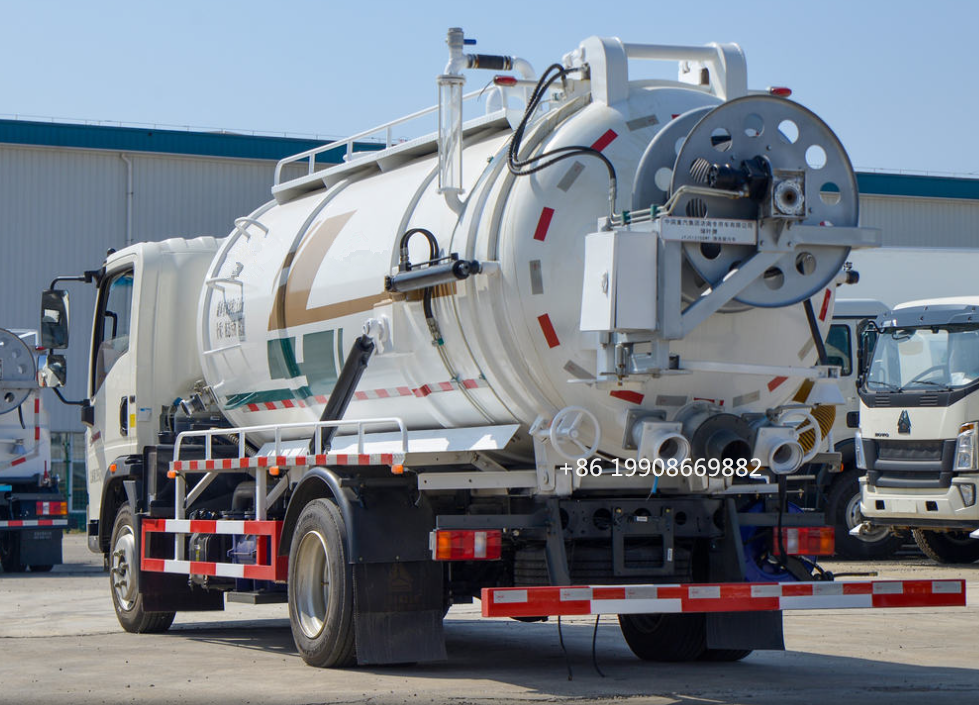 HOWO 4x2 Driver 10000L Sewage Suction Truck with Vacuum Pump for Sucking Waste Water Vacuum Sewer Tanker Suction Truck