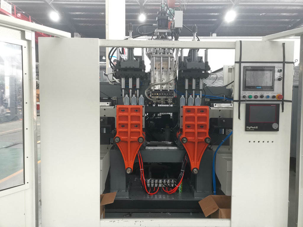 Double Station PE Blow Molding Machine Multi Heads Small Daily Chemical Bottles Making