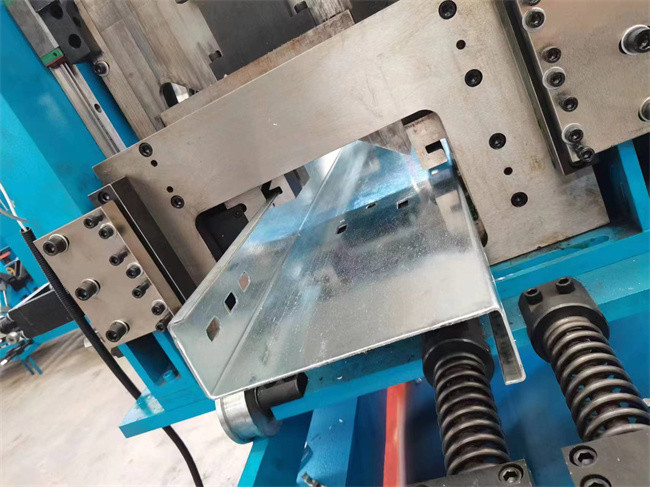 Galvanized Steel CZ Purlin Roll Forming Machine PLC C Channel Cold Roll Forming Machine