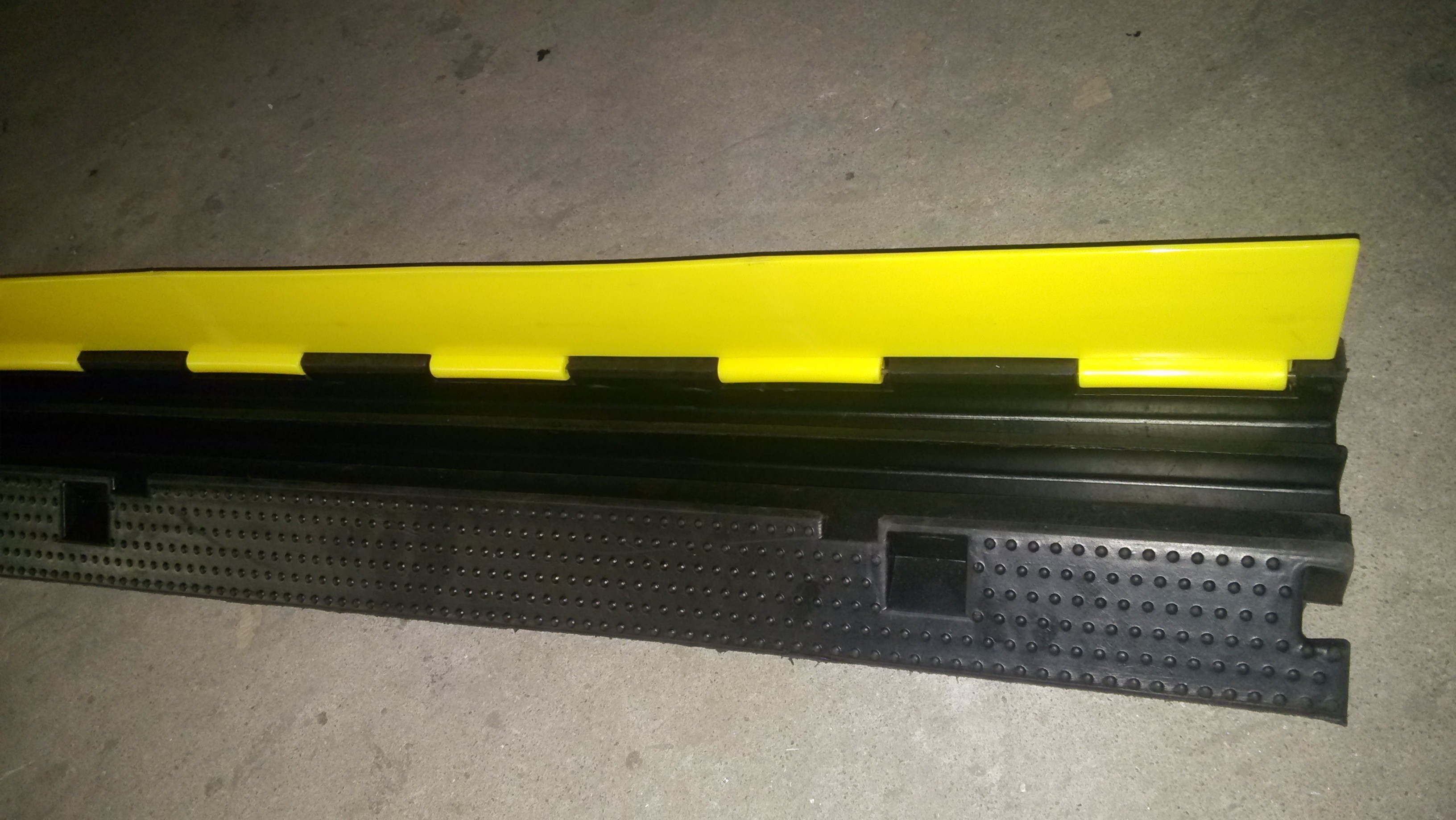 Cable Cross 2 Way Outdoor Rubber Cable Protector Stage Truss Fitting Black / Yellow