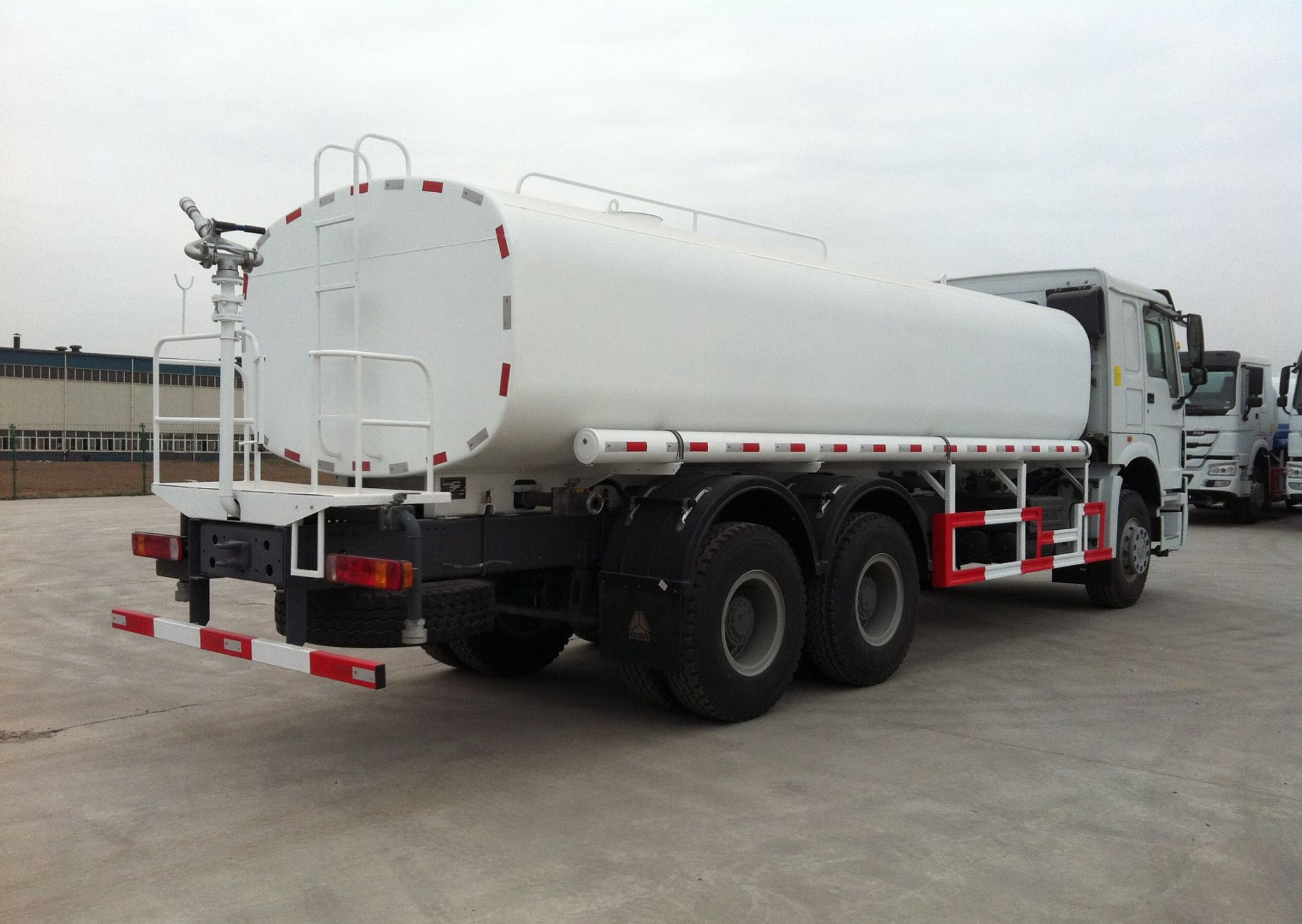 SINOTRUK HOWO 6X4 HW76 WATER DELIVERY SPRINKLER TRUCK LHD/RHD