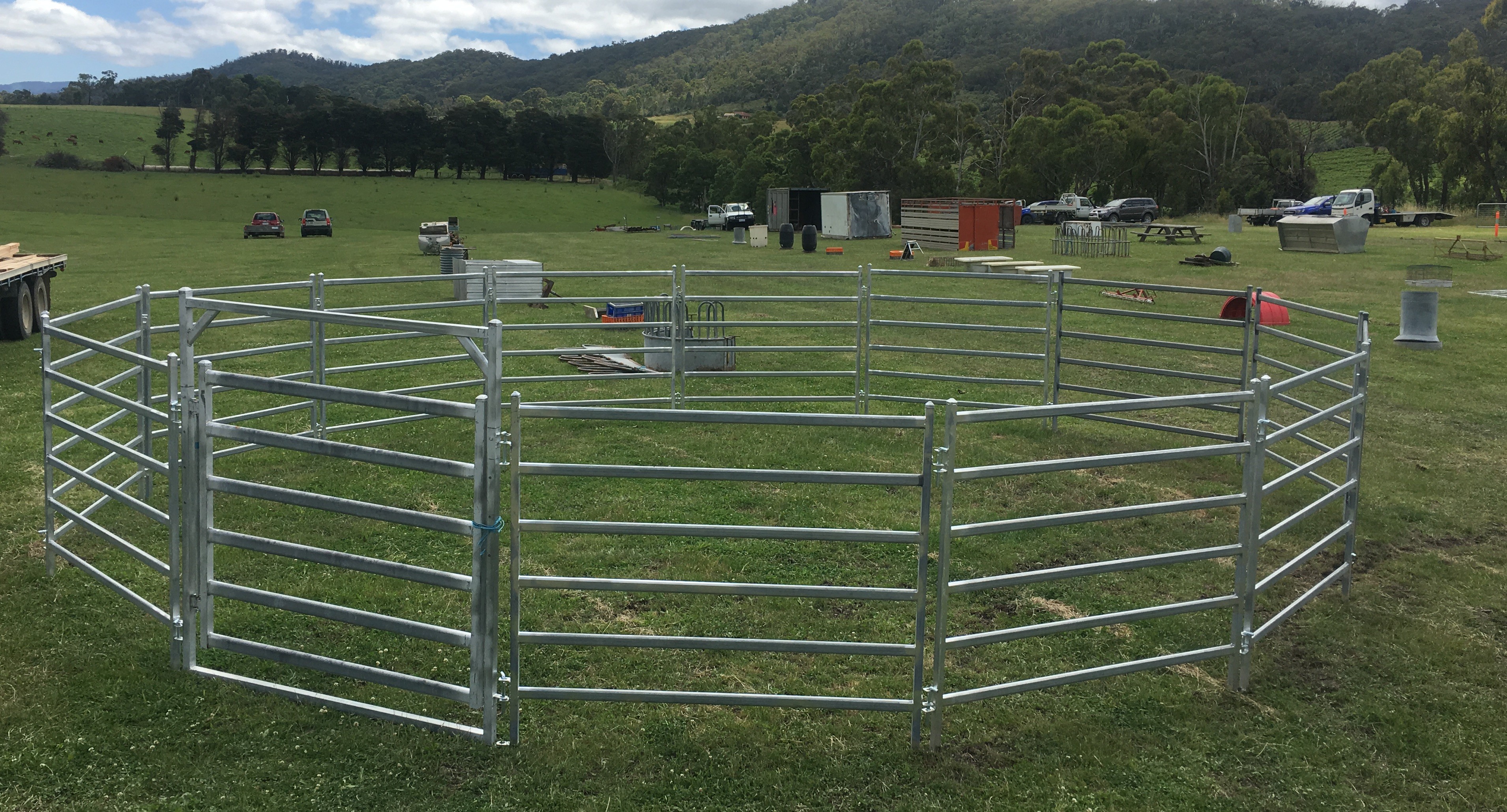 15m Diameter Round Corral Panels 22Pcs incl. 3m tall Gate ". Victoria "
