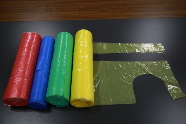 PE Disposable Aprons On A Roll Against Liquid , Sleeveless Disposable Smocks