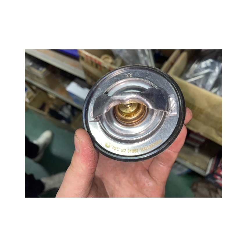 Truck Engine Product 1001 337 004 Original Engine Thermostat for Heavy-Duty Trucks