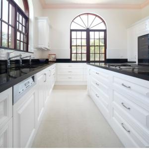 China White Solid Wood Kitchen Cabinet Customized European Style wholesale