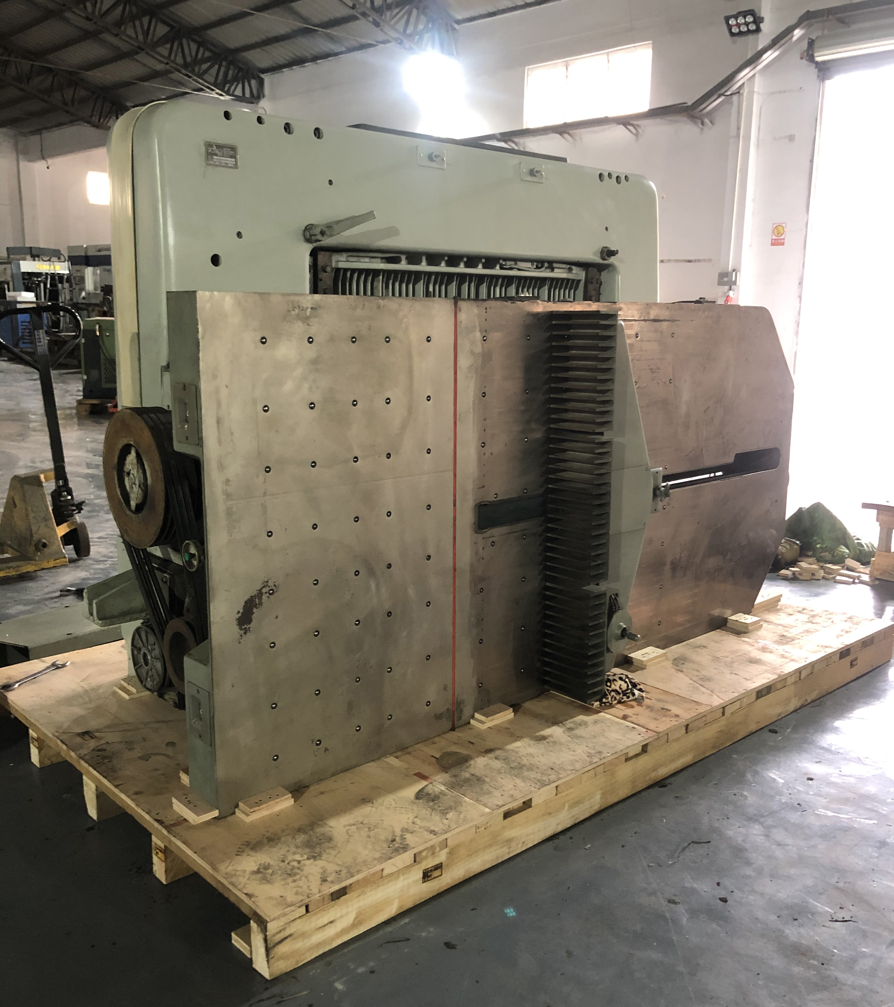 Used Guillotine Automatic Paper Cutter Machine for Printing and Packaging Applications
