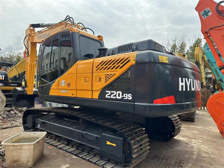 Hyundai 220 Excavator 1.05m3 Bucket Capacity 963 Working Hours Used from South Korea
