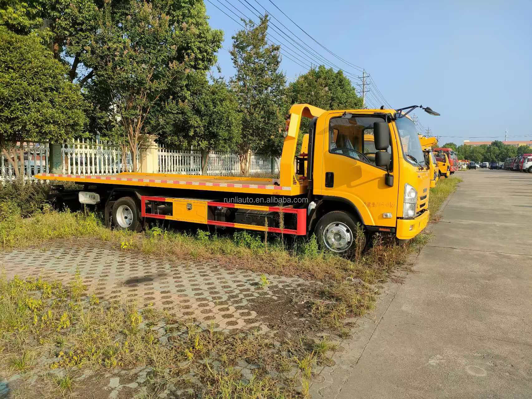 Factory Hot Selling Good Quality Customized Small Mini ISUZU Flatbed Platform Towing Wrecker Truck Light Duty Tow Wrecker Truck