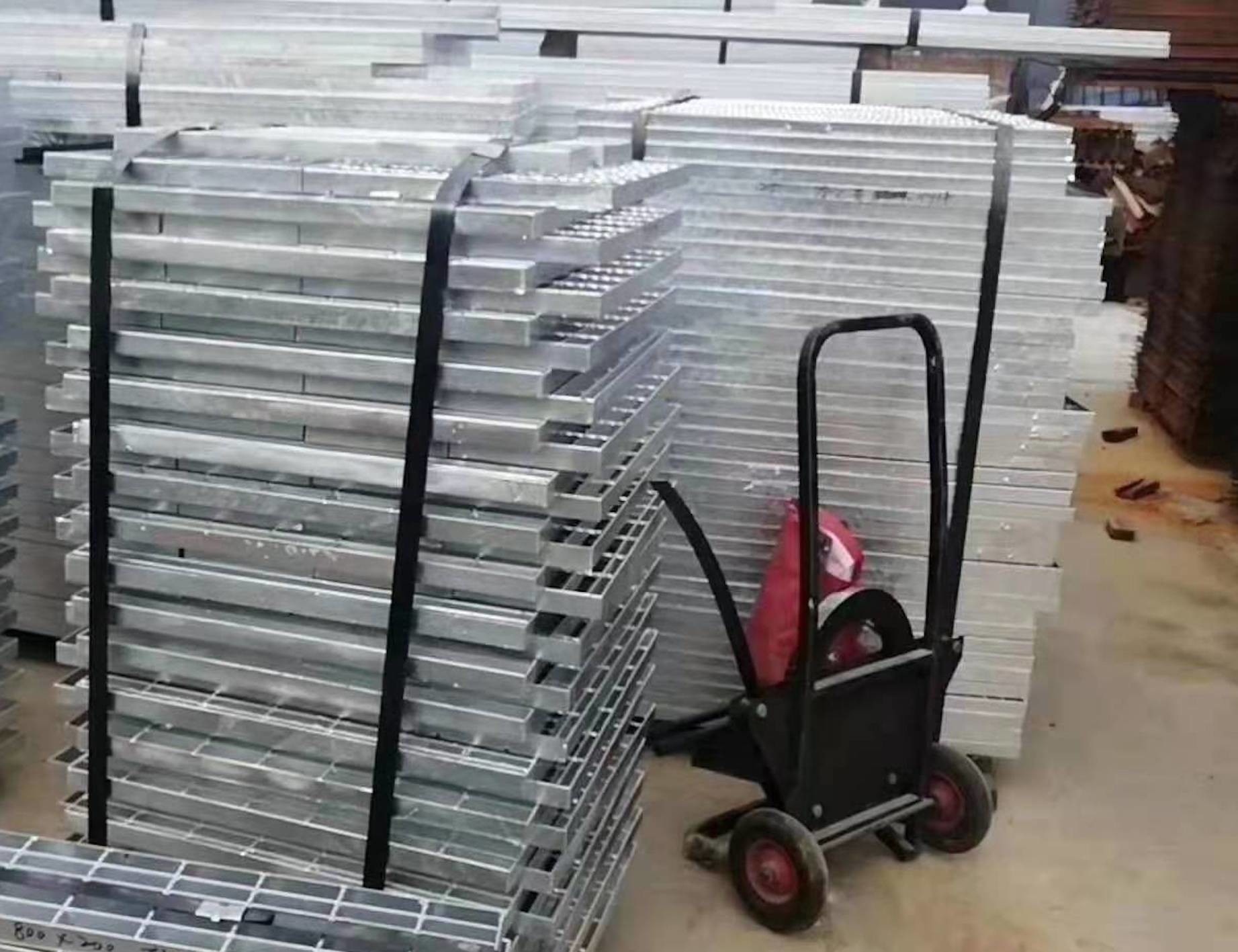 60mm Steel Walkway Grating Powder Coated Explosion Proof Dense Steel Mesh Flooring