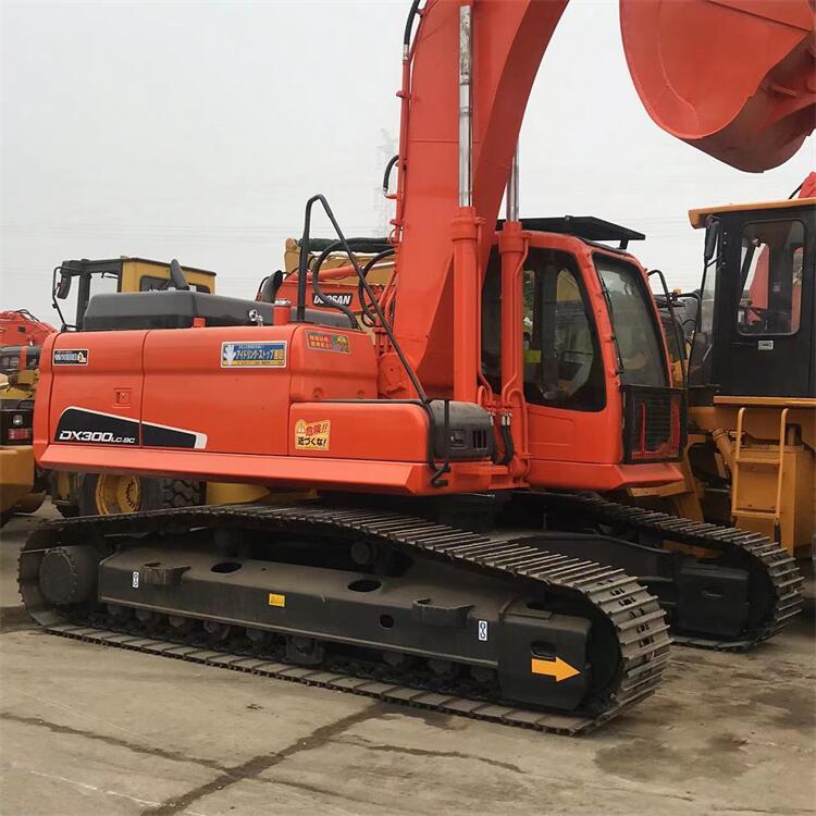 Used Doosan DX300 Excavator with 2000 Working Hours and Original Hydraulic Valve