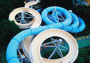 China Large Custom Water Slides / Water Amusement Play Equipment For Families By Raft Or Body wholesale