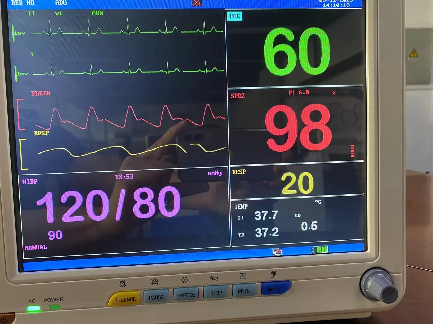 Off White Color Portable Vital Signs Monitor With ECG SPO2 NIBP And Temp Measurement