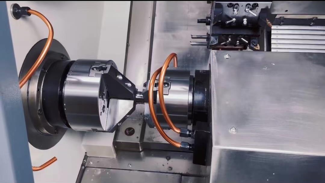 CNC Efficient Dual Spindle Dual Turret Lathe Double Gang Tool Carrier 370W Coolant Pump Power