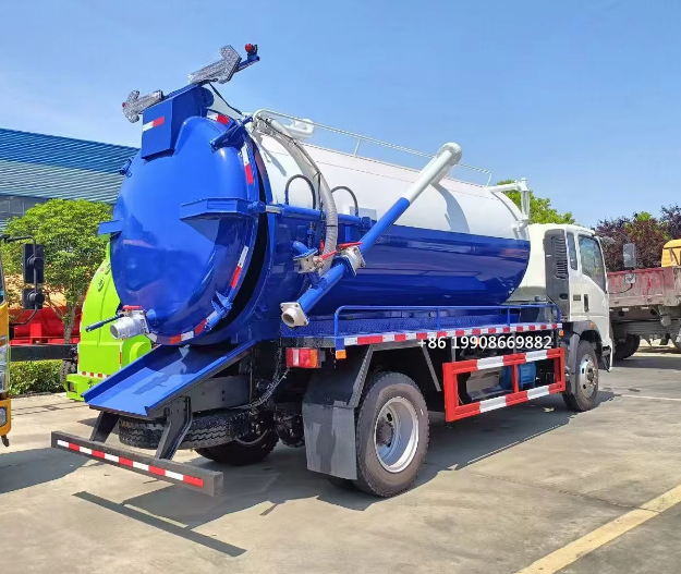 HOWO 4x2 Driver 10000L Sewage Suction Truck with Vacuum Pump for Sucking Waste Water Vacuum Sewer Tanker Suction Truck