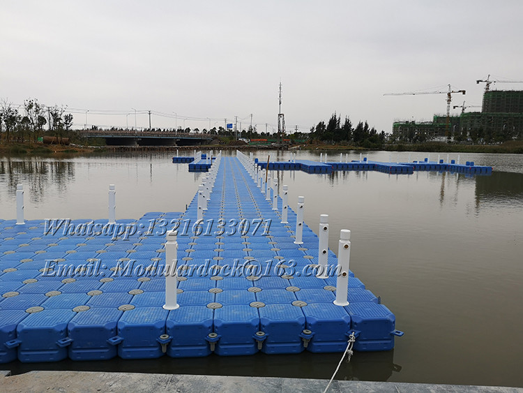 muelle flotante de plastico