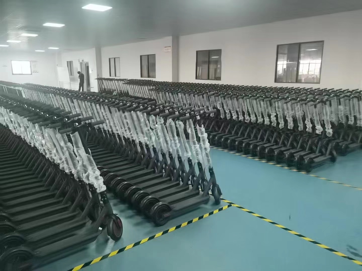 EU/US Warehouse Delivery 350W X8 Folding E-Scooter 10inch 10Ah Electric Scooters for Bluetooth Connectivity