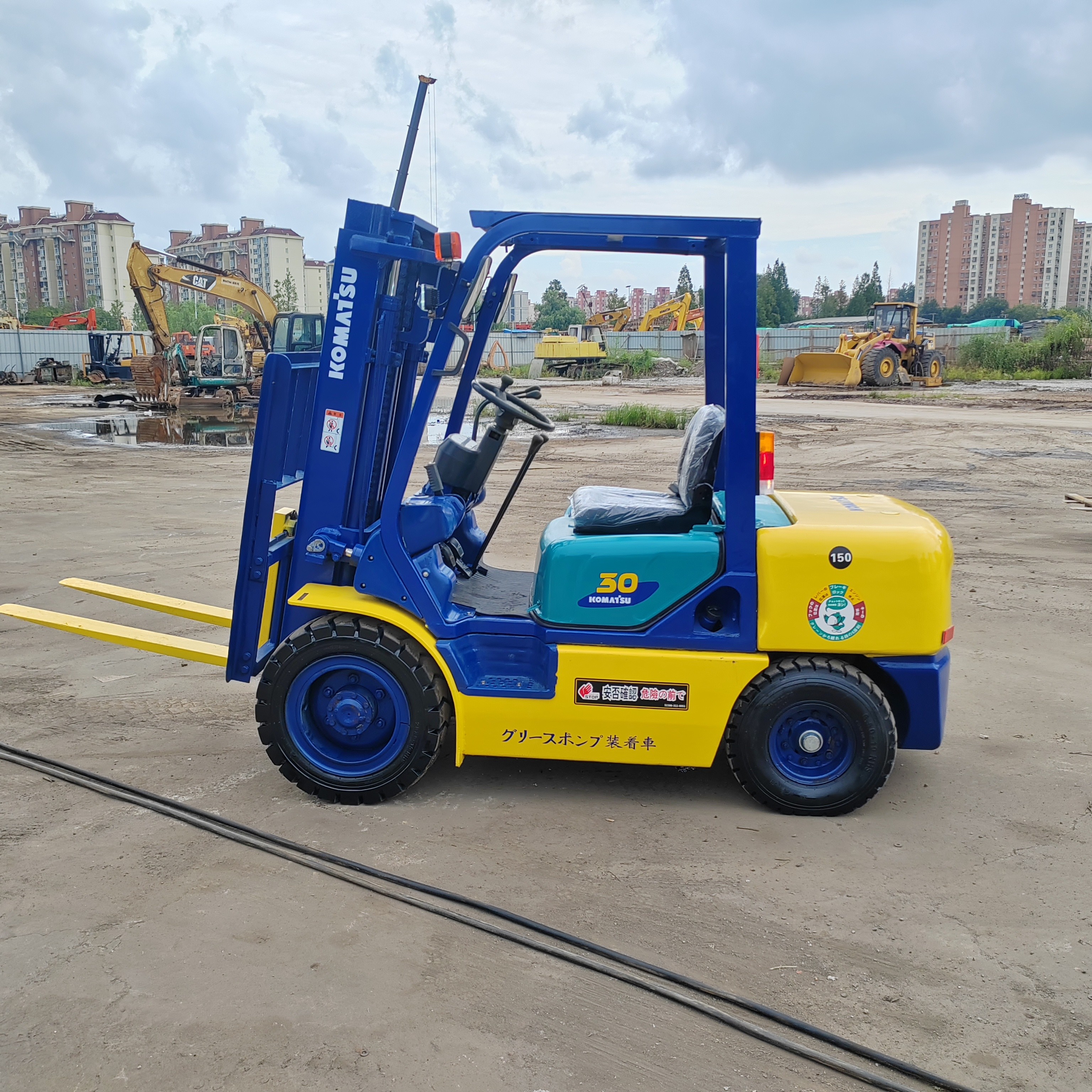 Komatsu FD30 Used Forklift Two Stage Material Handling Equipment 3 Ton