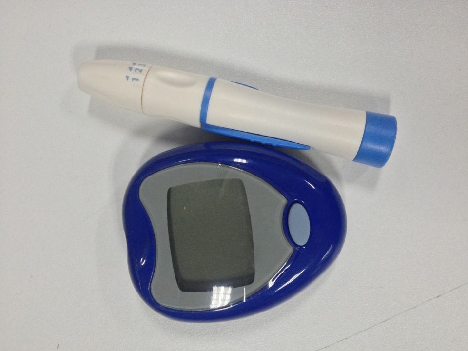 Quick Response Blood Glucosemeter AH - 4103A with Strips and lancets