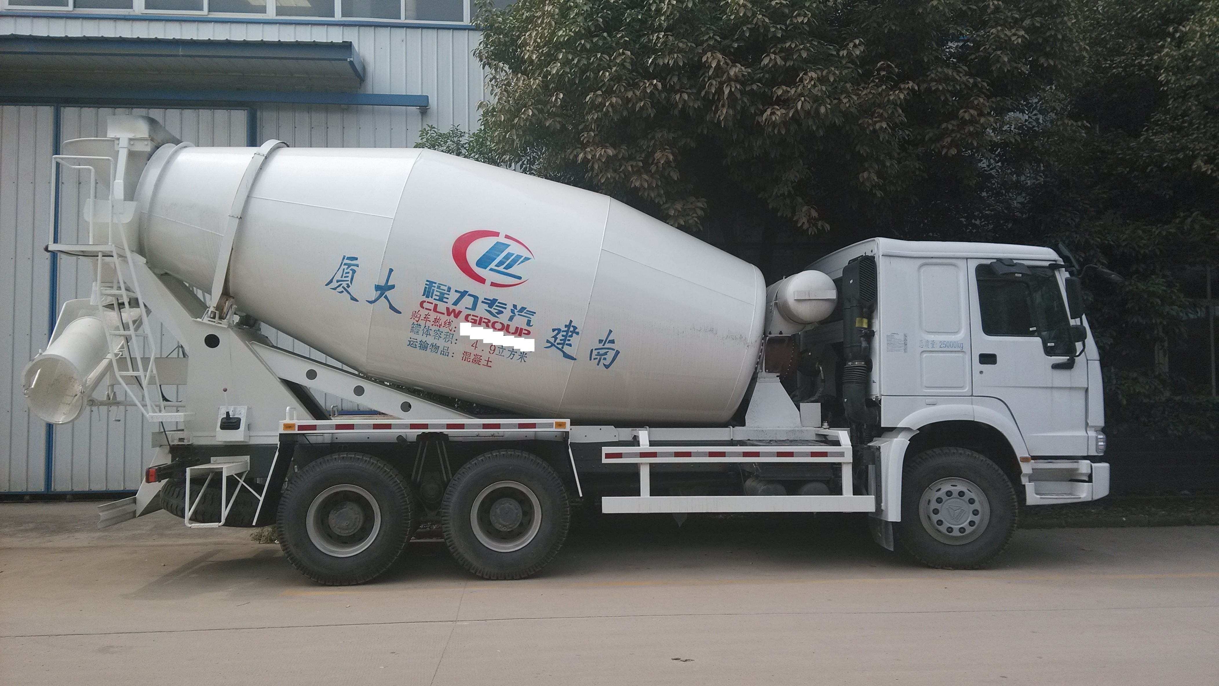 HOWO Concrete Mixer Truck ZZ1257N3641 with Strong body and Big power