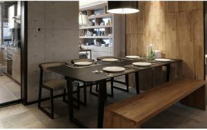 China Modern Style Solid Wood Table Dining Room Furniture Custom Design wholesale