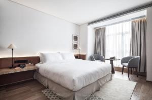 China Popular Modern Hotel Bedroom Furniture Apartment Bedroom Sets Luxury Design wholesale