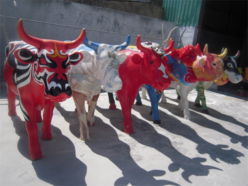 Fiberglass Life Size Animal Statues Garden Painted Cow Sculptures For Mall