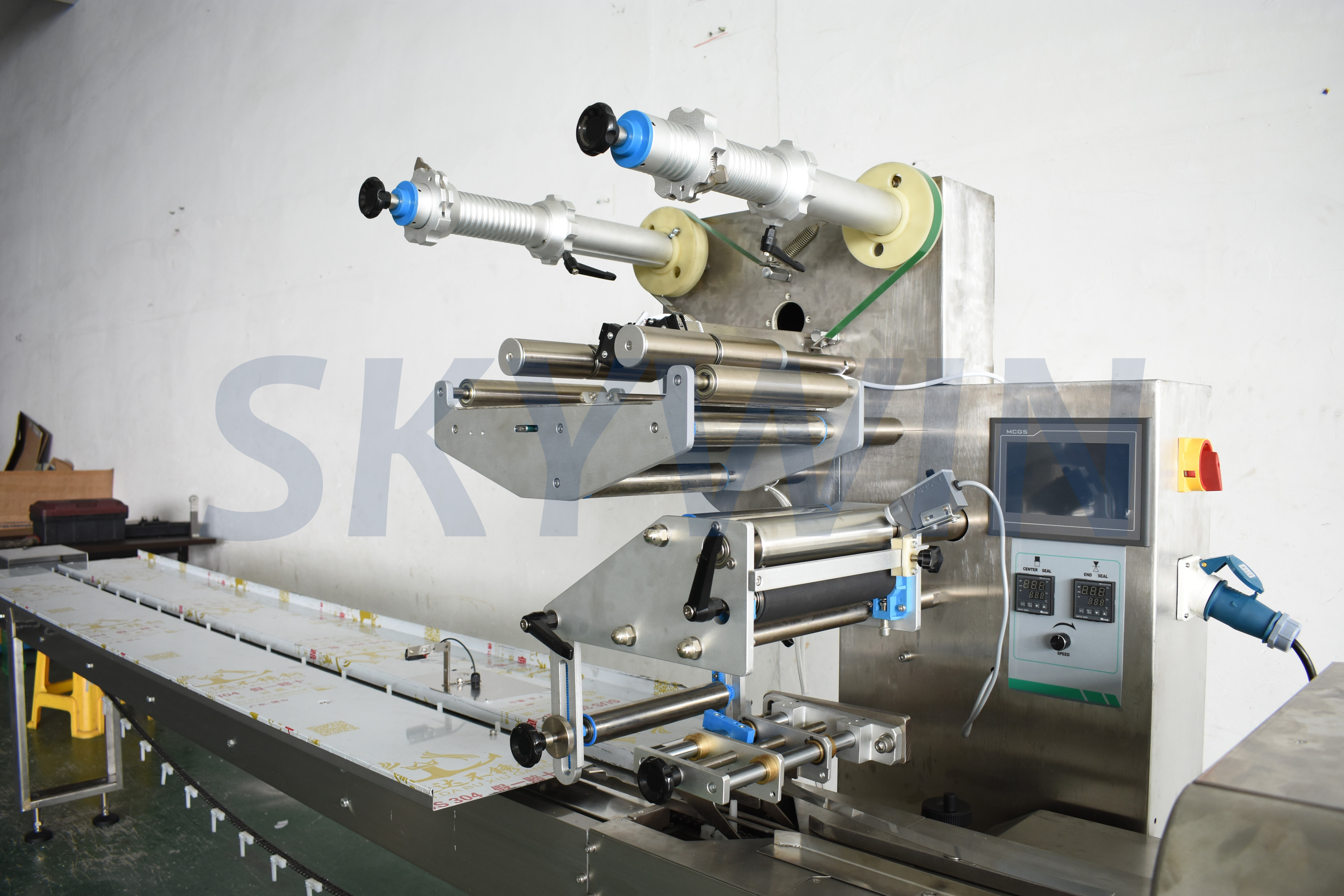 small Horizontal Flow Wrap Packing Machine PLC Controlled