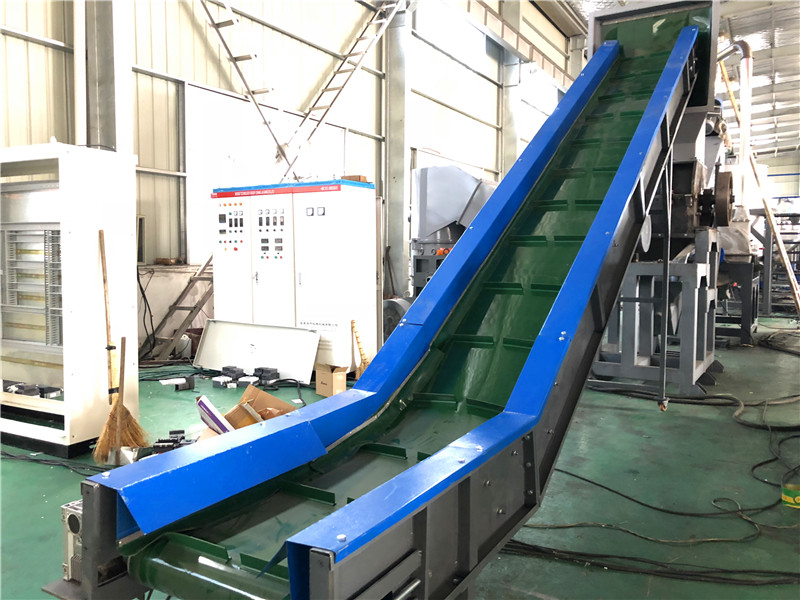 Waste Plastic Chain Conveyor Machine Belt System Rubber For Plastic Crusher Machine