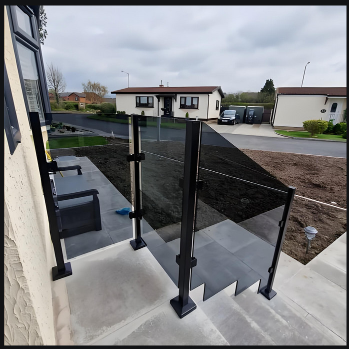 Transparent Balcony Glass Balustrade , Outdoor 10mm Tempered Glass Balcony Fence