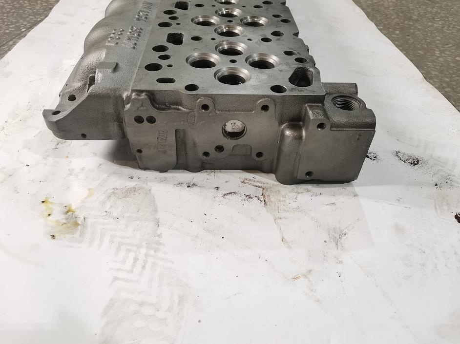 Standard Size 6754-11-1101 Komatsu PC240LC-8M0 PC220-8 Excavator 6D107 Cylinder Head for Construction Machinery