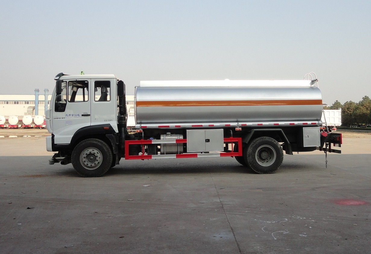 Sinotruk HOWO 10000 Liters Oil Tank Truck Trailer Cryogenic Oil / Fuel Tank Truck