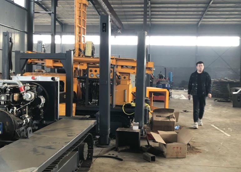 Crawler Type 300m Depth Pneumatic Borewell Machine Hydraulic Rock Borehole Drilling Water Well