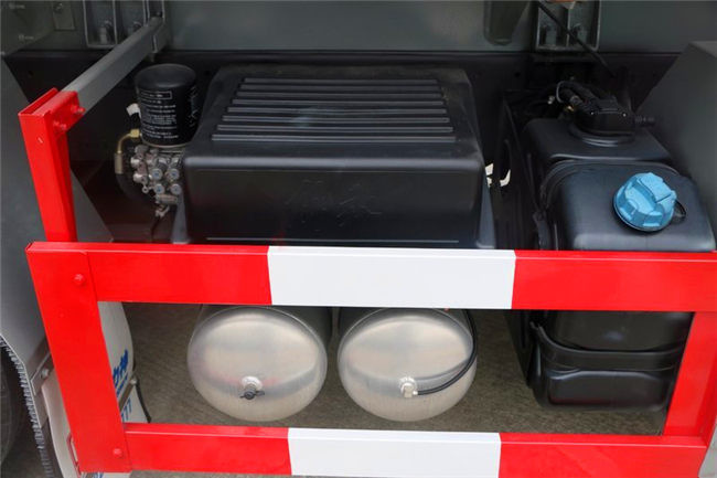 Large Capacity 8x4 FAW Diesel Fuel Storage Tank Truck Euro III Red Color