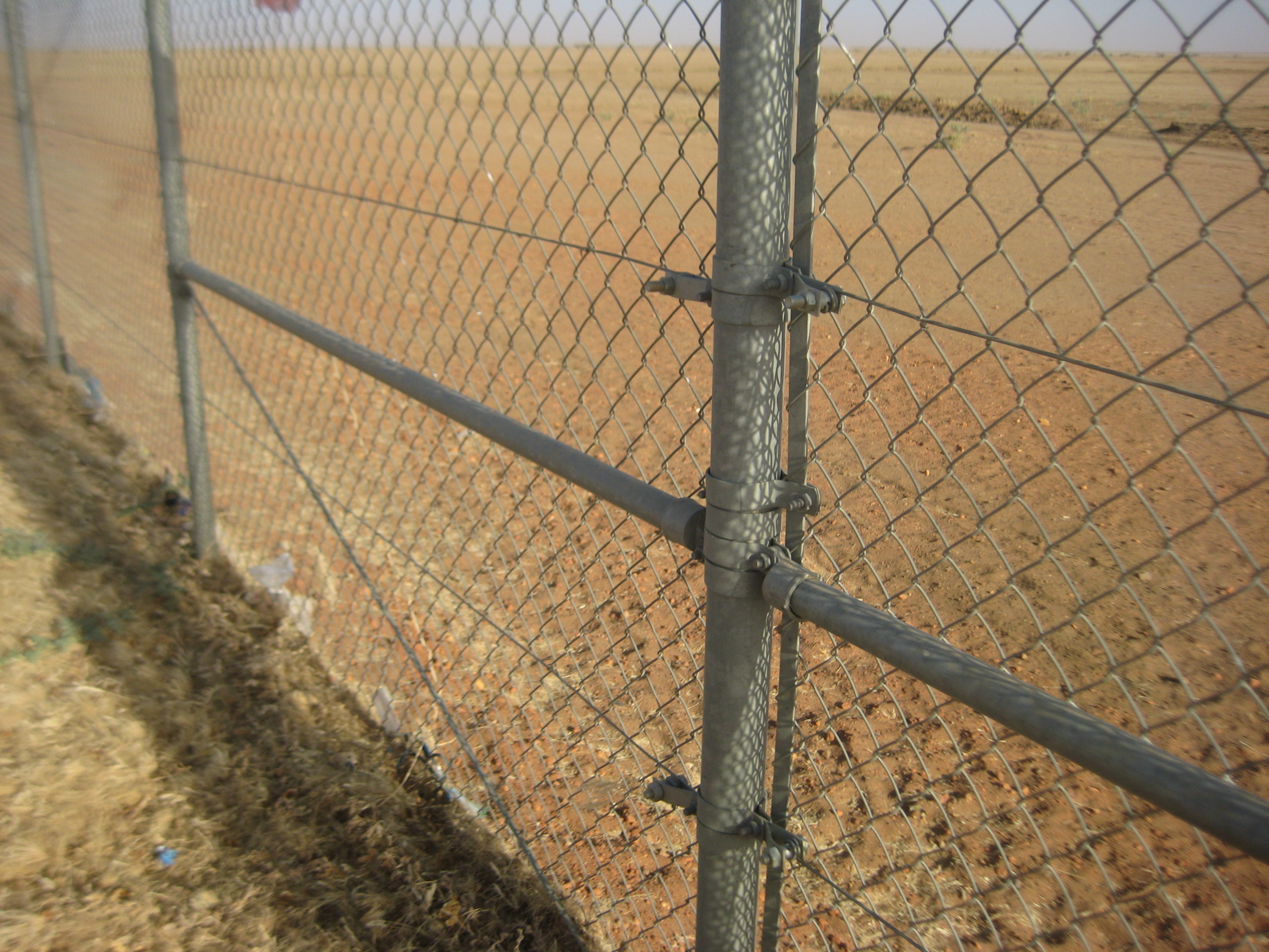 High Quality Chain wire Fence 2.5meter height x 10 meter mesh opening 65mm x 65mm for australia market