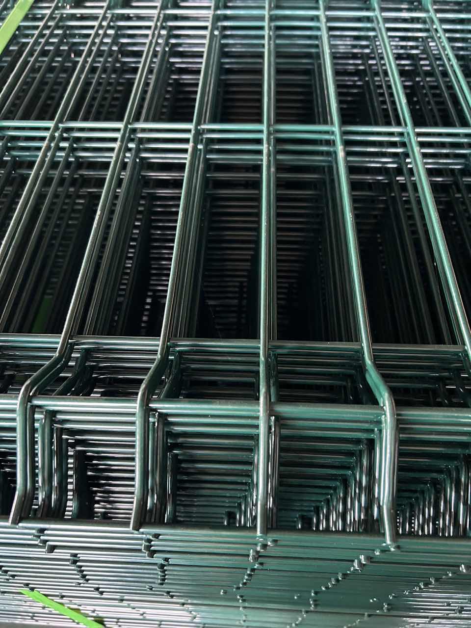 curved mesh fence
