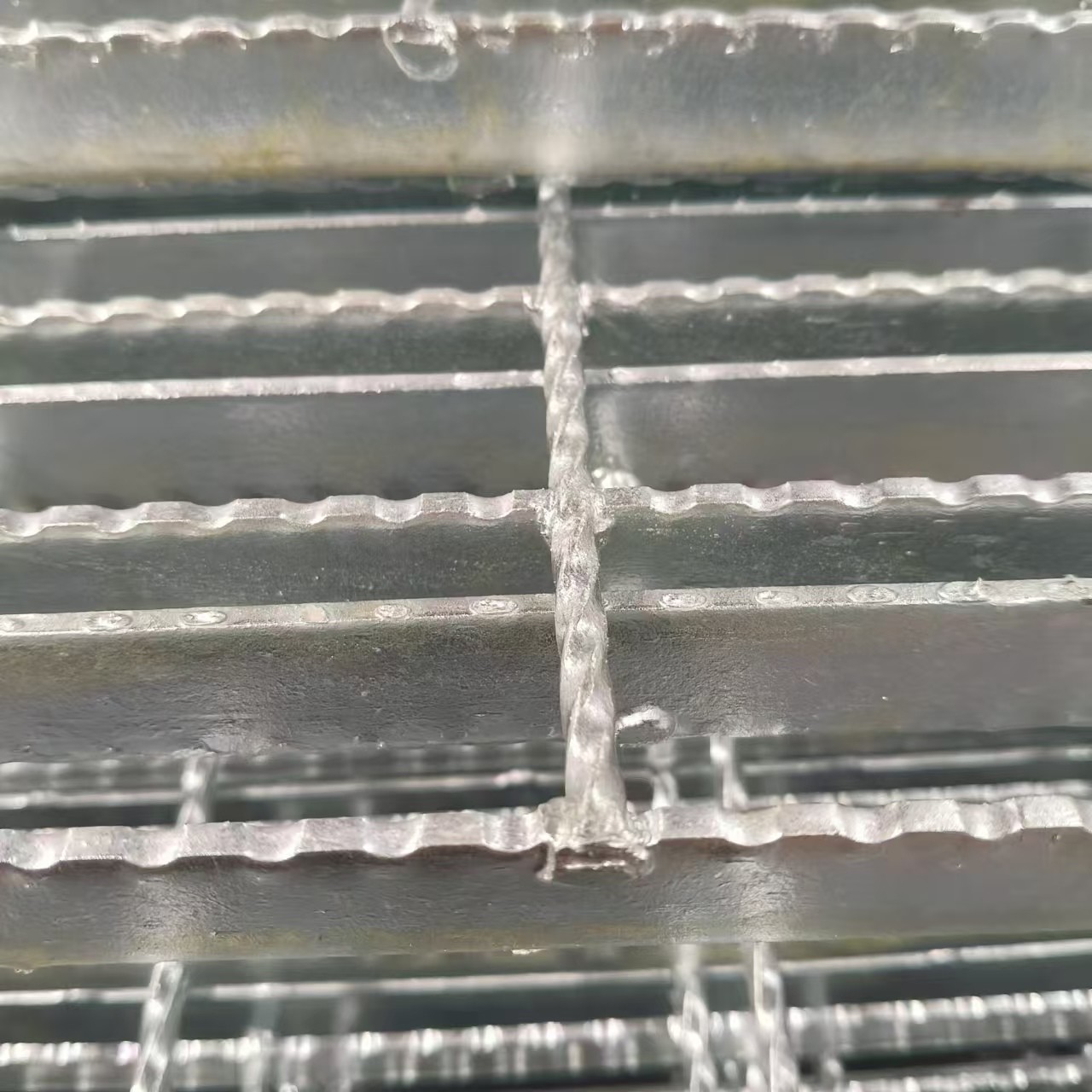 YB/T4001-2007 Heavy Duty Plain Serrated Metal Grating With 40mm Bearing Bar Pitch