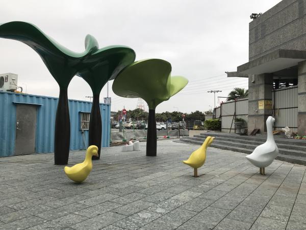 Decoration Painted Outdoor Metal Sculpture , Public Art Handmade Metal Sculpture