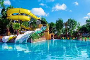 China Aqua Water Park Playground Equipment Water Play Fiberglass Slide Set wholesale