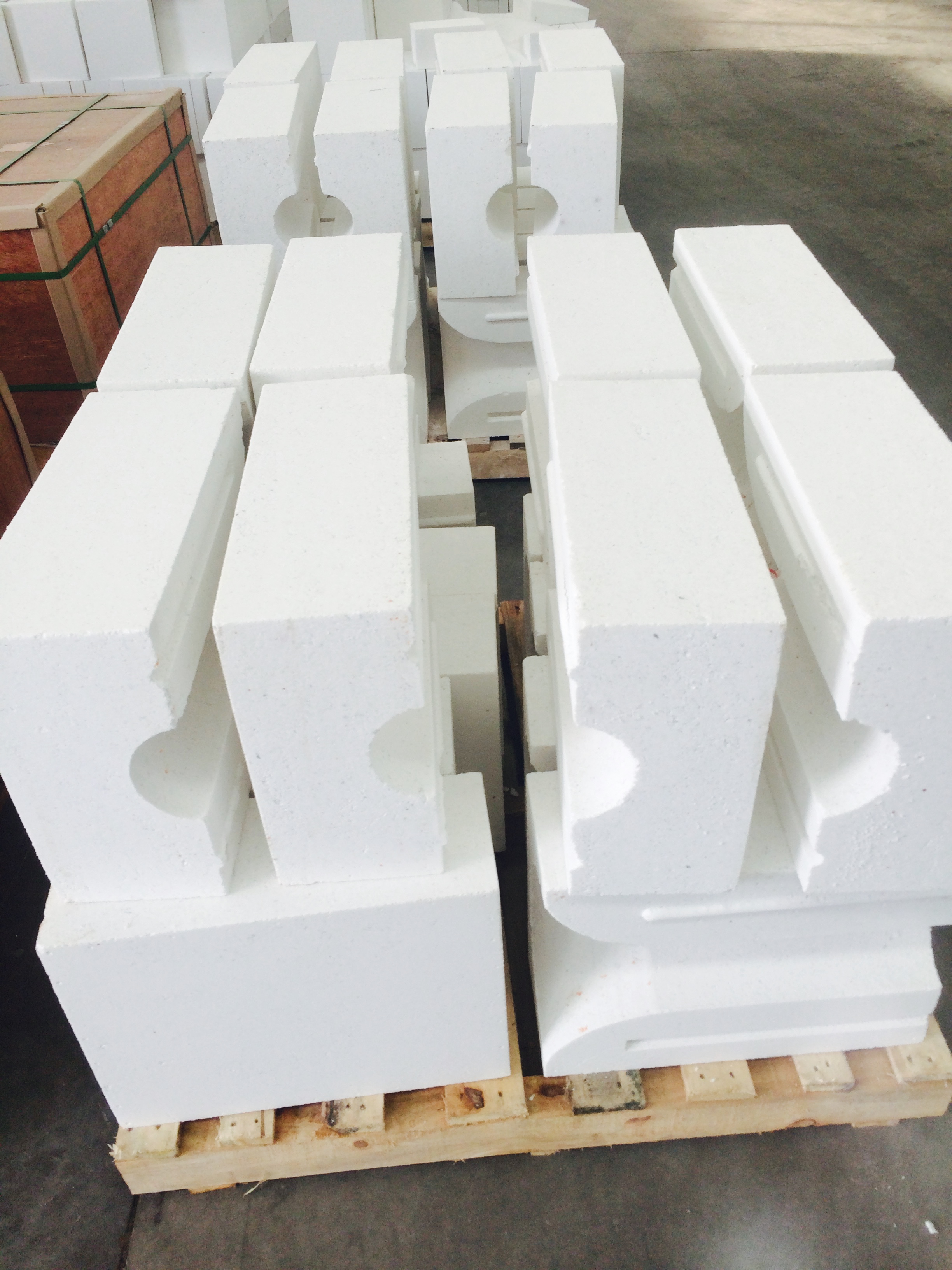 Low-Thermal Conductivity Refractory Corundum Mullite Brick for Blast Furnace Hearth