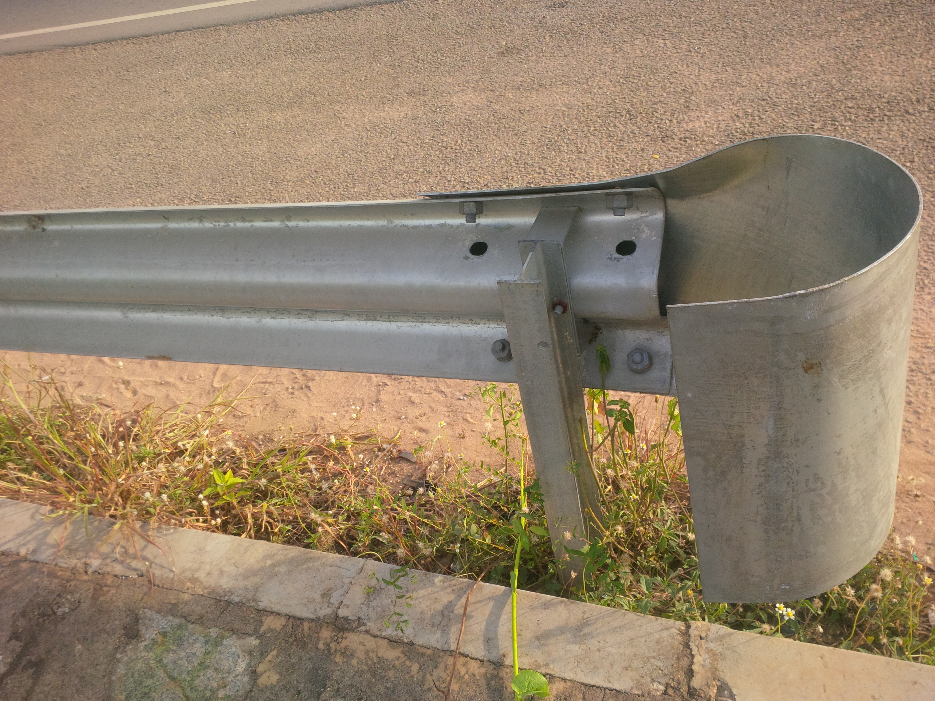 Highway Guardrail Round Head Hot Dip Galvanized Bolt for Roadway Safety Standards