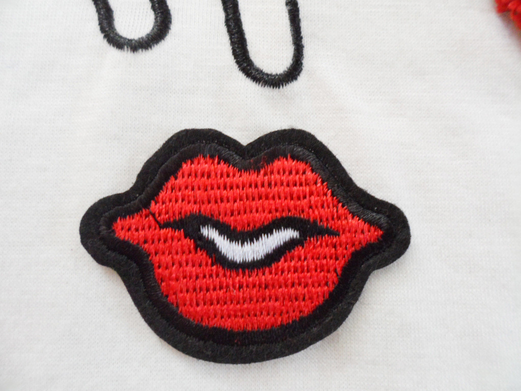 Hot Fix Motif Gold Embroidery Applique as Chinese Knot Picture