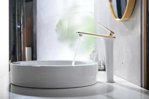 China 35mm Ceramic Cartridge Bathroom Basin Faucets , Solid Brass Single Hole Faucet wholesale