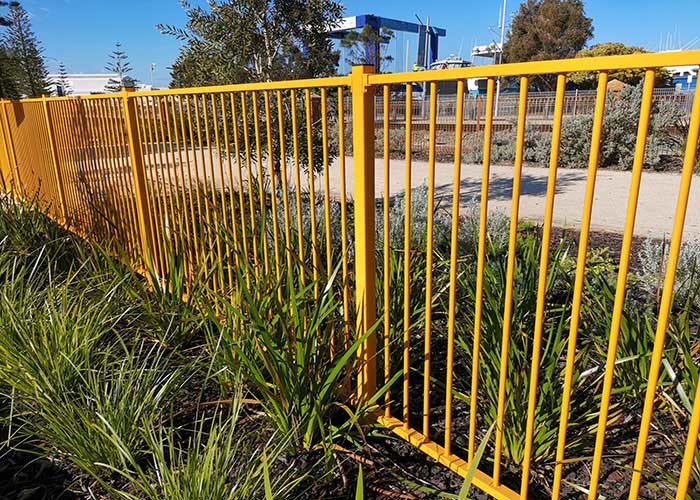 Flatten Top Galvanized Tubular Steel Fence Metal Rod Fencing