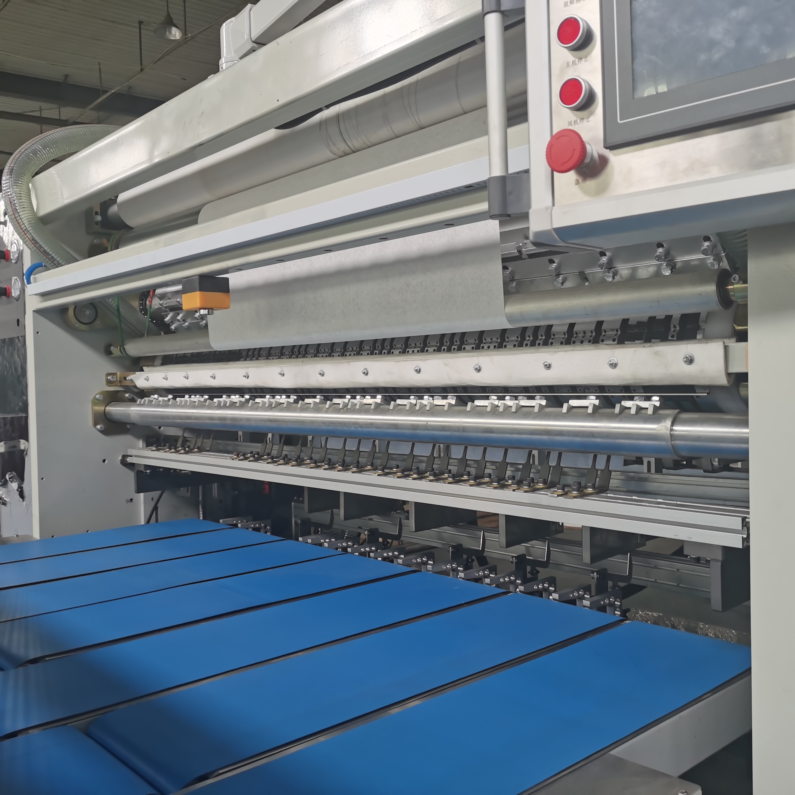 Service Commitment Tissue Paper Folding Machine for Printing and Embossing Napkins